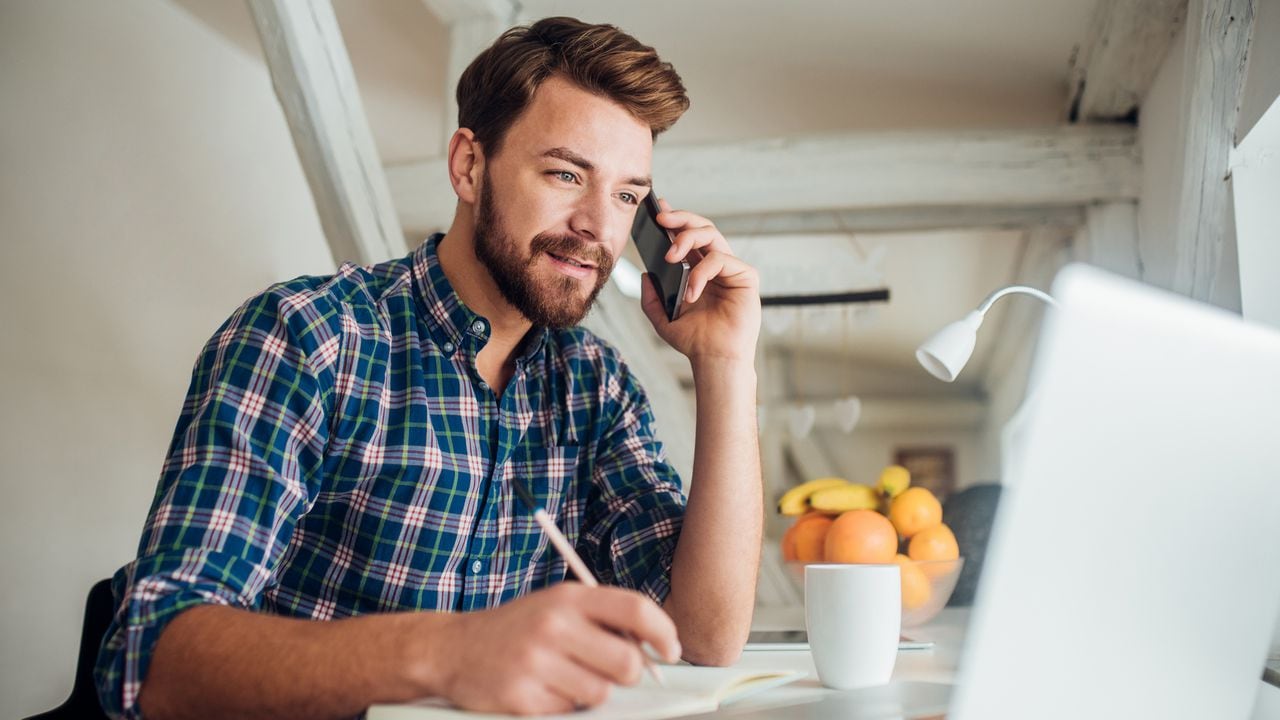 Muchas personas usan plataformas digitales para encontrar trabajo.