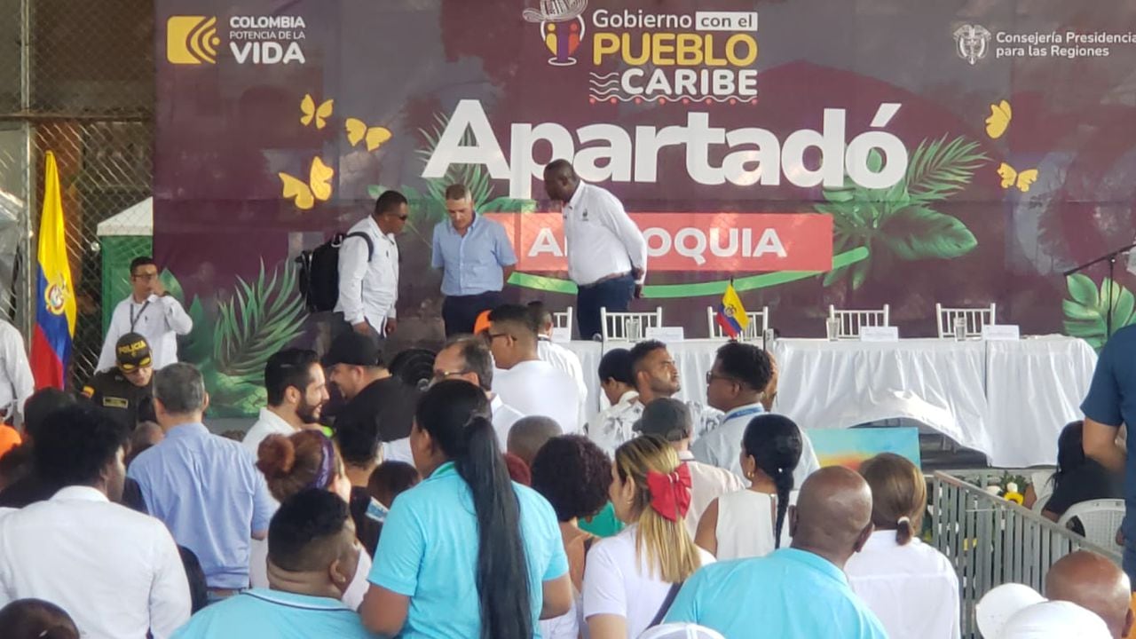 Momento en el que es abordado el gobernador de Antioquia, Andrés Julián Rendón, por integrantes de la Casa Militar.