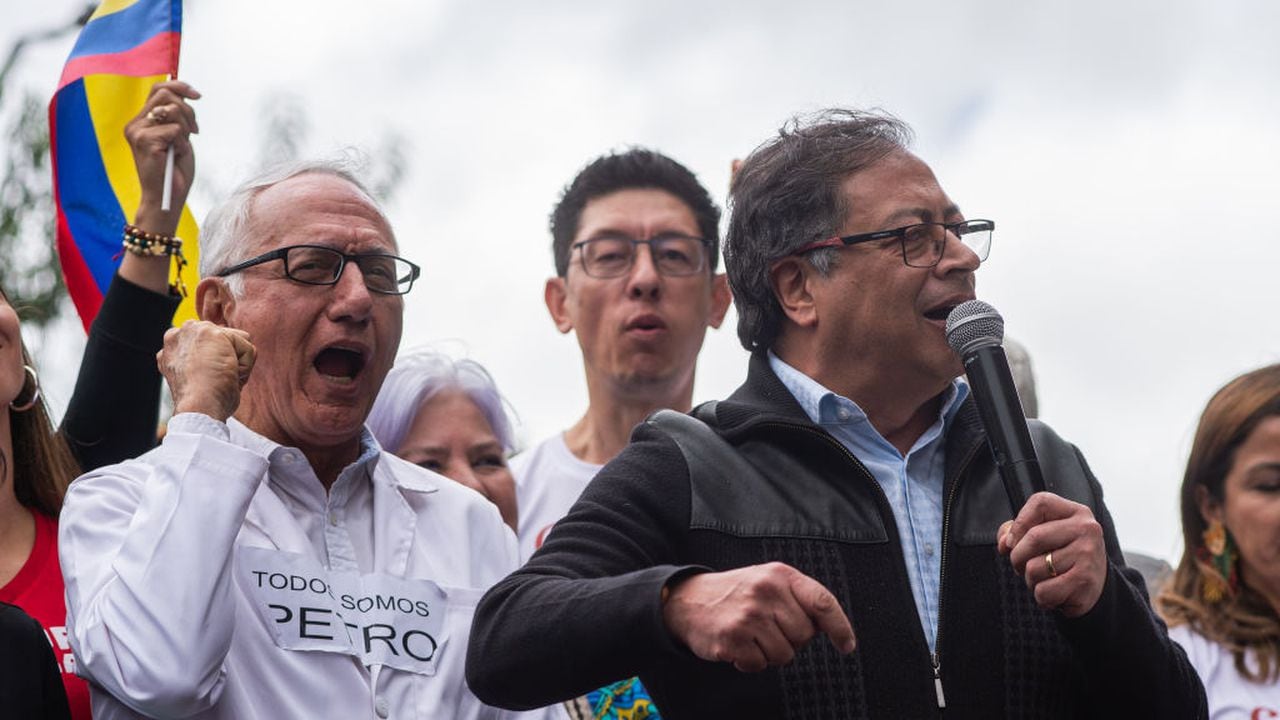 El presidente de Colombia, Gustavo Petro, dando un discurso en Bogotá, el 7 de junio de 2023. A su derecha, Guillermo Alfonso Jaramillo, su ministro de Salud  (Photo by Sebastian Barros/NurPhoto via Getty Images)