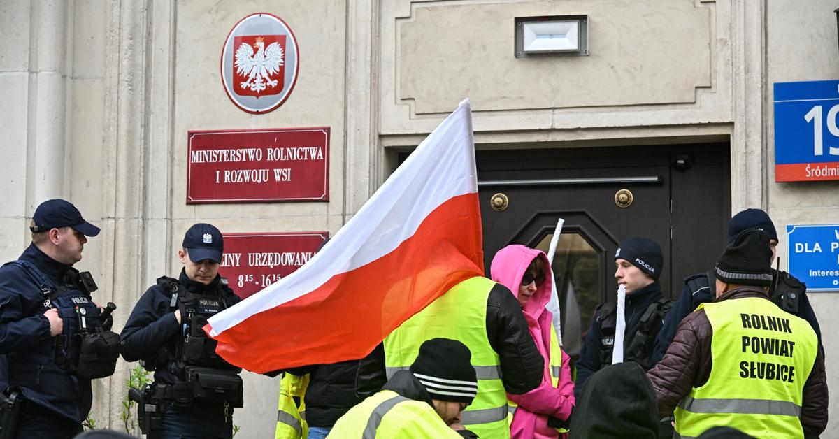 Farmers occupy the building of the Ministry of Agriculture and Rural Development.  Książek: Official talks are not taking place yet