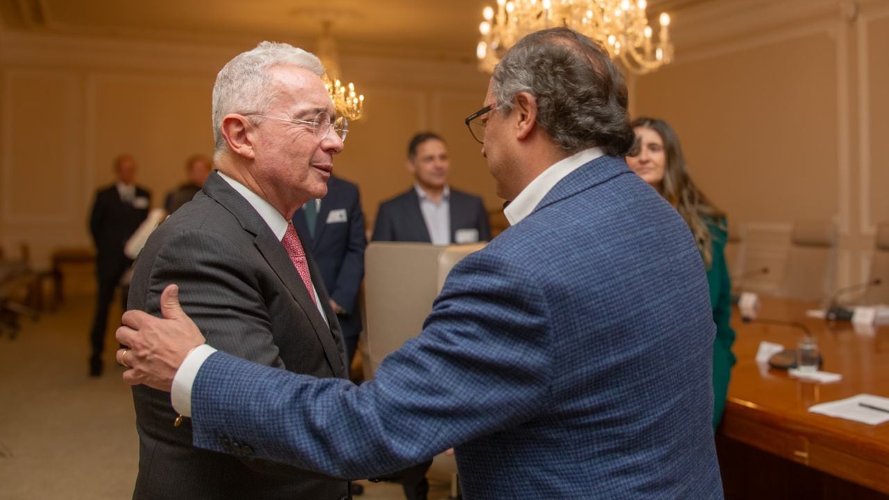 Expresidente Álvaro Uribe y presidente Gustavo Petro en la Casa de Nariño.
