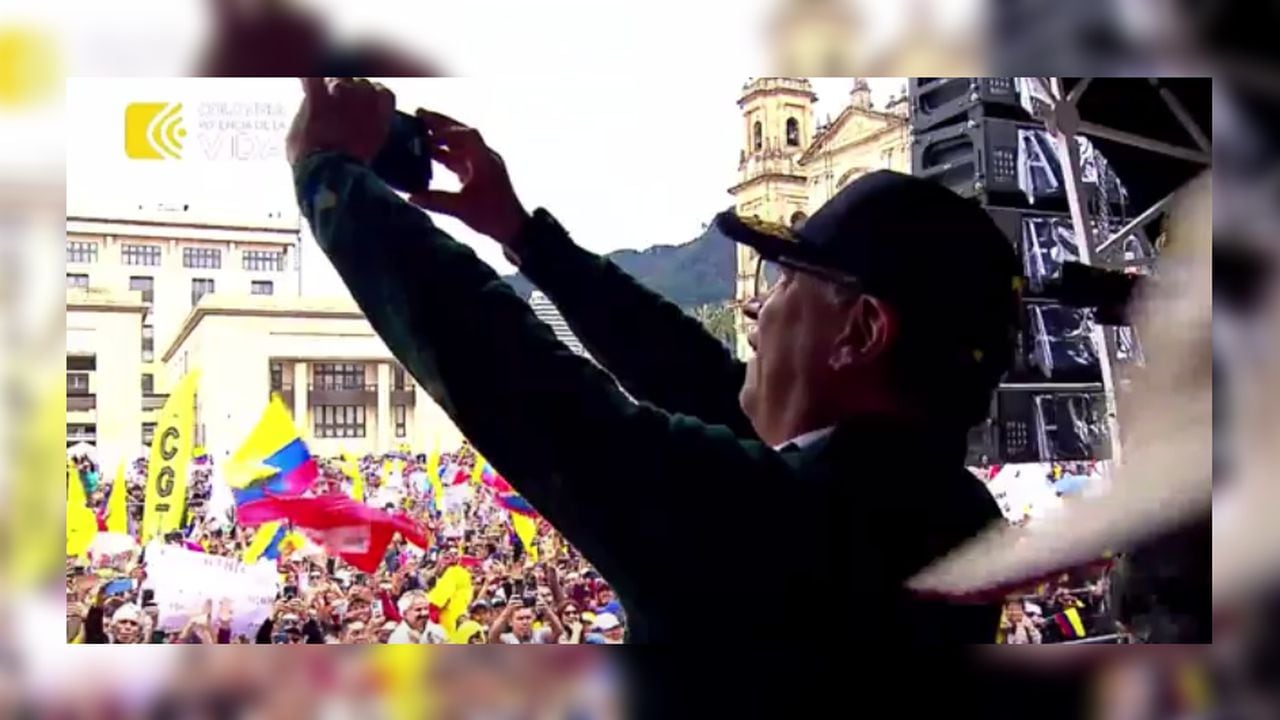 El presidente Gustavo Petro filmando a los asistentes a la Plaza de Bolívar, en Bogotá, el primero de mayo de 2024