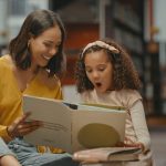 Enseñando a leer a un niño.