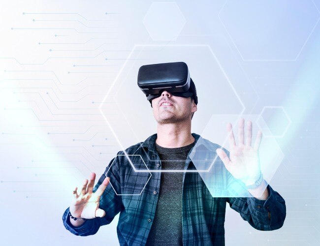 Joven jugando con lentes de realidad virtual