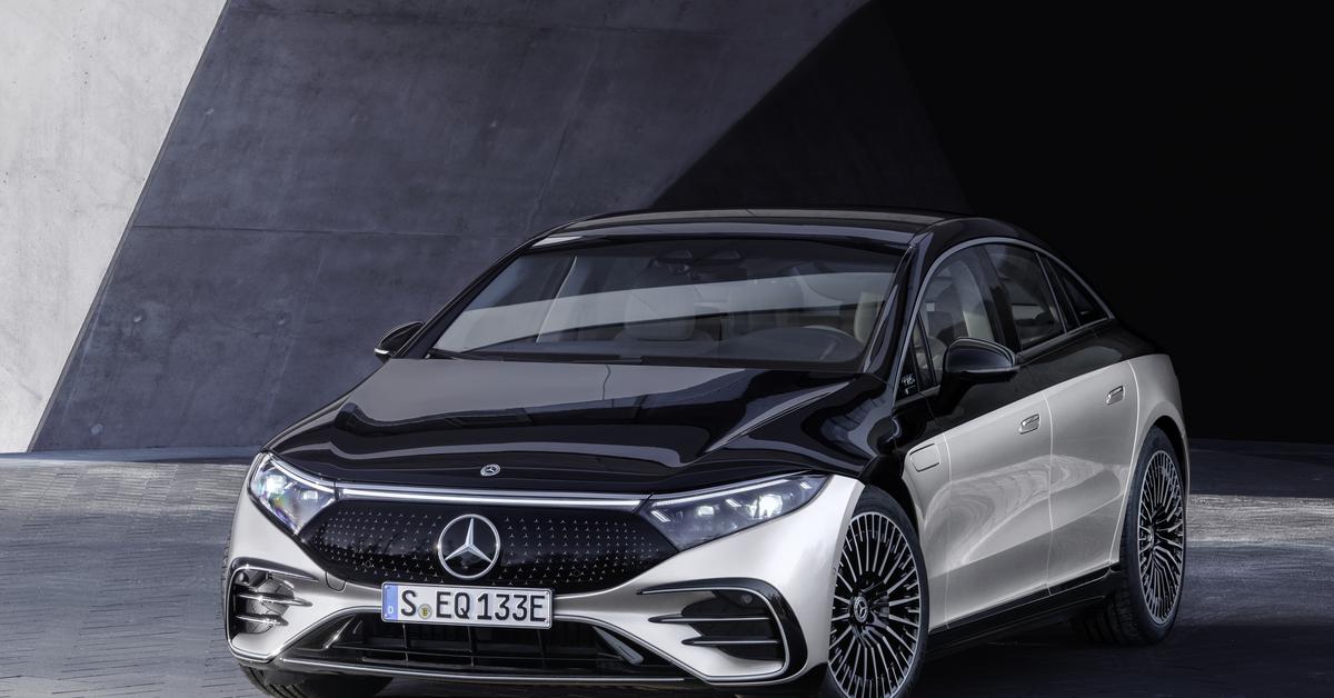 Mercedes is preparing a new model offensive. The company's wealthy customers are eager to reach for combustion cars