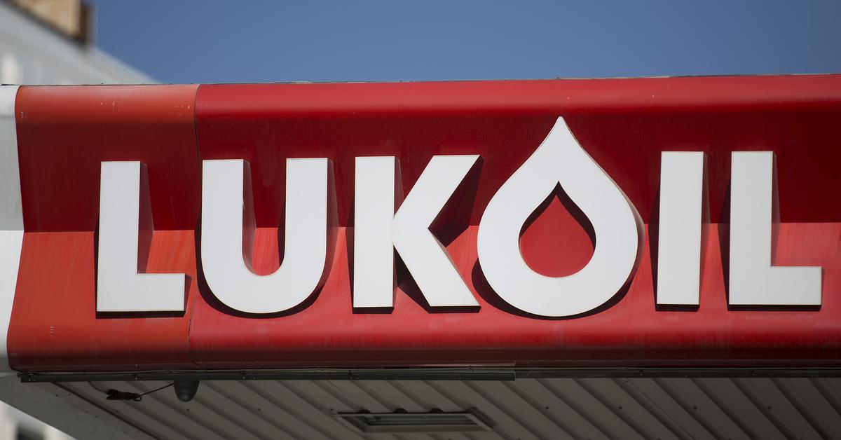 Ukraine Hits Lukoil. Oil Deliveries from Russia to Hungary Suspended. How Long Will They Last?