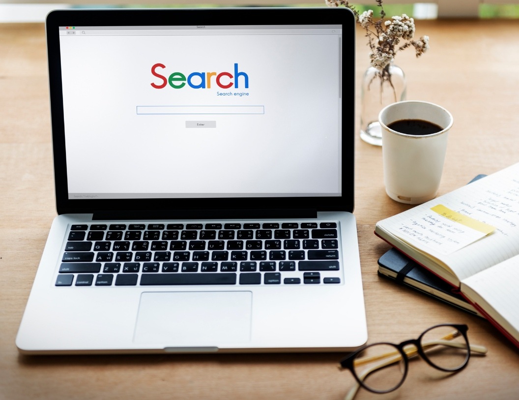 Buscador con algoritmo de Google en una macbook y café