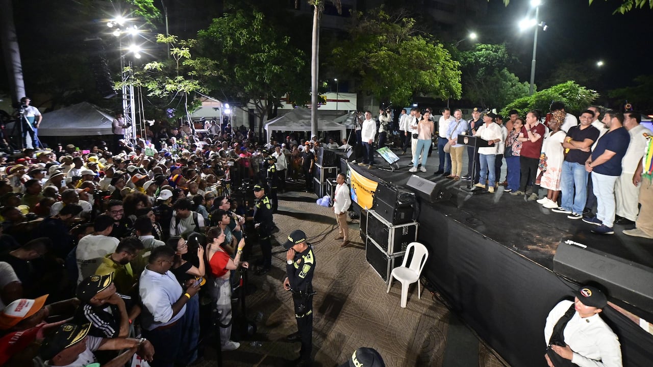 Why did Petro wait five hours? Congressmen talk about buses and the amount of food distributed to the "town" of Barranquilla